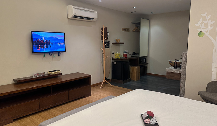 sojourn pandan iindah hotel 3 4 guests deluxe king 2
